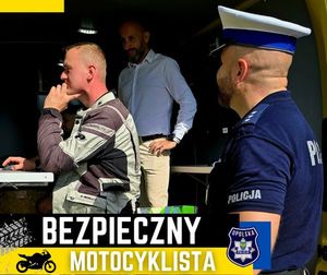 policjant podczas sprawdzania wiedzy uczestnika ruchu