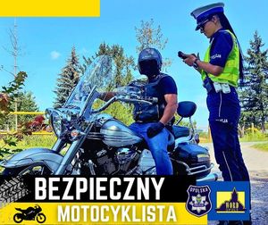 policjantka podczas kontroli drogowej