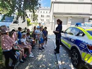 policjanci spotykają się z dziećmi  - uczestnikami obozów i półkolonii