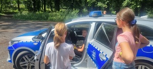 policjanci spotykają się z dziećmi  - uczestnikami obozów i półkolonii