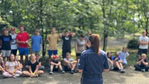 policjanci spotykają się z dziećmi  - uczestnikami obozów i półkolonii