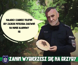 policjant trzyma w ręce dużego grzyba