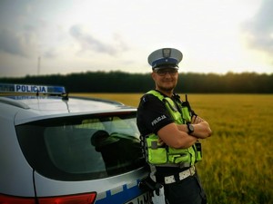 policjant przy radiowozie