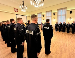 Policjanci podczas ślubowania na sztandar