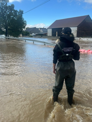 Zdjęcie przedstawia policjantkę, w woderach,