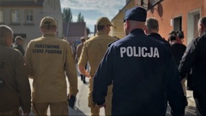 policjanci na miejscu powodzi