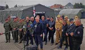 policjanci na miejscu powodzi