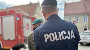 policjanci na miejscu powodzi