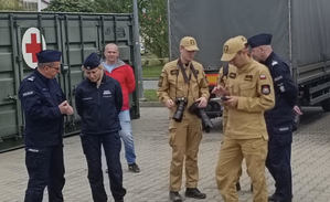 policjanci na miejscu powodzi