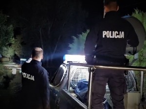 policjant na nocnej służbie