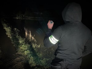 policjant na nocnej służbie