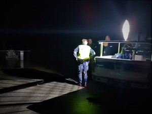 policjant na nocnej służbie