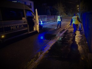 policjant na nocnej służbie