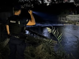 policjant na nocnej służbie