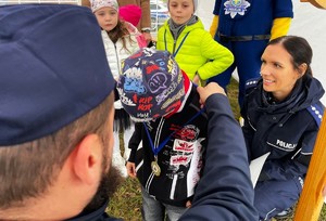 dziecko otrzymuje od policjanta medal