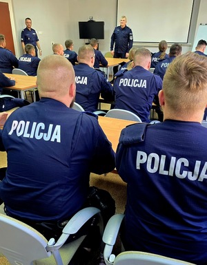 policjanci siedzący w ławce podczas szkolenia