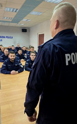 Pan Komendant i policjanci podczas szkolenia