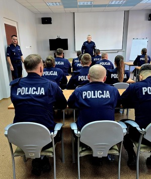 Pan Komendant i policjanci podczas szkolenia