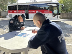 akcja oddawania krwi na parkingu przy Komendzie Wojewódzkiej Policji w Opolu
