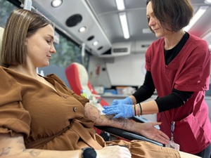 akcja oddawania krwi na parkingu przy Komendzie Wojewódzkiej Policji w Opolu