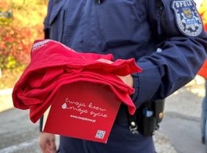 akcja oddawania krwi na parkingu przy Komendzie Wojewódzkiej Policji w Opolu