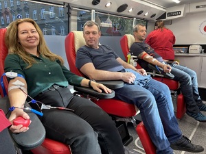 akcja oddawania krwi na parkingu przy Komendzie Wojewódzkiej Policji w Opolu