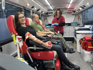 akcja oddawania krwi na parkingu przy Komendzie Wojewódzkiej Policji w Opolu