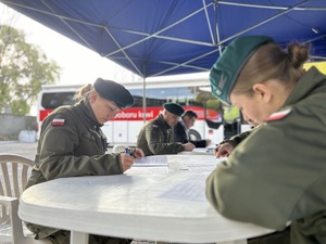 akcja oddawania krwi na parkingu przy Komendzie Wojewódzkiej Policji w Opolu