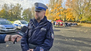 policjanci podczas pokazu działania służb ratowniczych