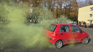 policjanci podczas pokazu działania służb ratowniczych