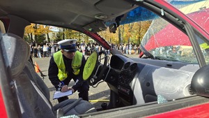 policjanci podczas pokazu działania służb ratowniczych