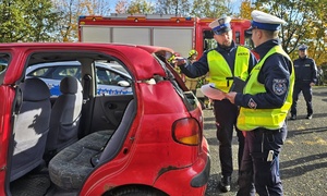 policjanci podczas pokazu działania służb ratowniczych