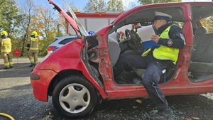 policjanci podczas pokazu działania służb ratowniczych