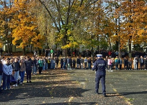 policjanci podczas pokazu działania służb ratowniczych