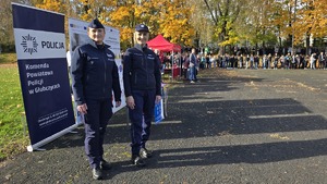 policjanci na pokazie służb ratowniczych