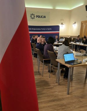 policjanci podczas szkolenia na sali szkoleniowej