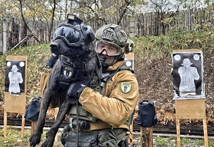 Zdjęcie przedstawia psa z policjantem.