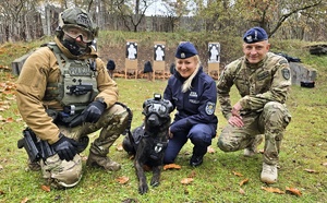 Zdjęcie przedstawia psa z policjantem.