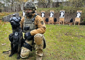 Zdjęcie przedstawia psa z policjantem.