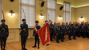 Zdjęcie przedstawia uroczystą zbiórkę z udziałem policjantów i pracowników cywilnych.