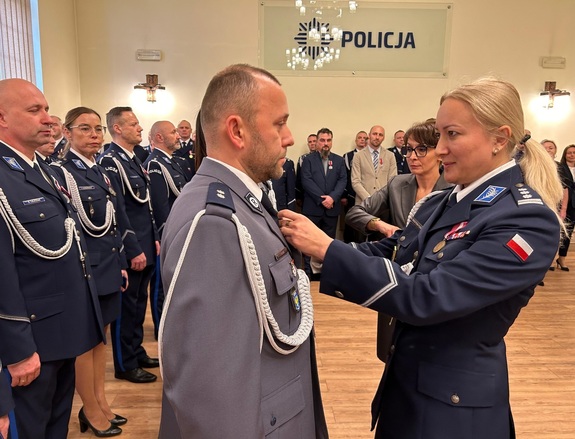 Zdjęcie przedstawia uroczystą zbiórkę z udziałem policjantów cywilnych i policjantów.