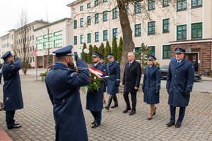 zdjęcie kolorowe: uroczysta promocja 100 absolwentów Akademii Policji w Szczytnie na pierwszy stopień w korpusie oficerów młodszych Policji