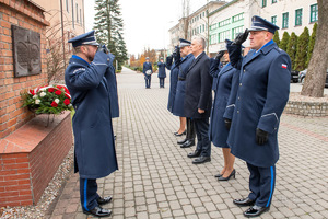 zdjęcie kolorowe: uroczysta promocja 100 absolwentów Akademii Policji w Szczytnie na pierwszy stopień w korpusie oficerów młodszych Policji