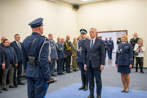 zdjęcie kolorowe: uroczysta promocja 100 absolwentów Akademii Policji w Szczytnie na pierwszy stopień w korpusie oficerów młodszych Policji