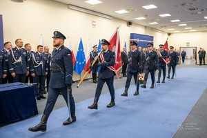 zdjęcie kolorowe: uroczysta promocja 100 absolwentów Akademii Policji w Szczytnie na pierwszy stopień w korpusie oficerów młodszych Policji