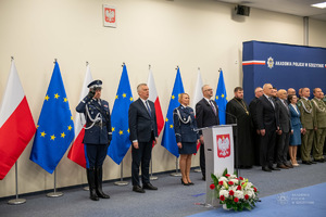 zdjęcie kolorowe: uroczysta promocja 100 absolwentów Akademii Policji w Szczytnie na pierwszy stopień w korpusie oficerów młodszych Policji