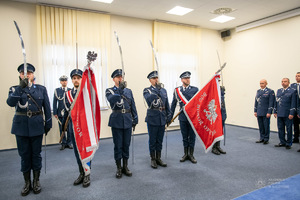 zdjęcie kolorowe: uroczysta promocja 100 absolwentów Akademii Policji w Szczytnie na pierwszy stopień w korpusie oficerów młodszych Policji