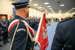 zdjęcie kolorowe: uroczysta promocja 100 absolwentów Akademii Policji w Szczytnie na pierwszy stopień w korpusie oficerów młodszych Policji