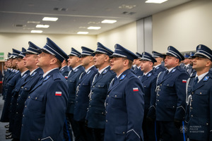 zdjęcie kolorowe: uroczysta promocja 100 absolwentów Akademii Policji w Szczytnie na pierwszy stopień w korpusie oficerów młodszych Policji