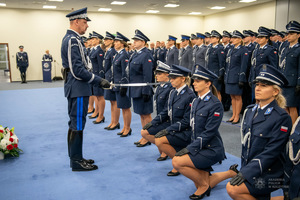 zdjęcie kolorowe: uroczysta promocja 100 absolwentów Akademii Policji w Szczytnie na pierwszy stopień w korpusie oficerów młodszych Policji